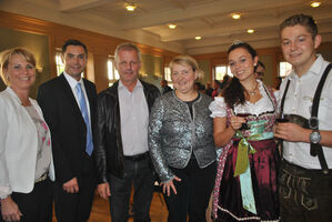 Foto: Stahlfeld: Katja Mast (dritte v.re.), Susanne Nittel (v.l.), BM Steffen Bochinger, Landtagskandidat Thomas Knapp