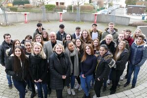 Katja Mast mit den Teilnehmerinnen und Teilnehmern des Schulprojekts „Junger Rat für Mast“ von der Ludwig-Erhard-Schule